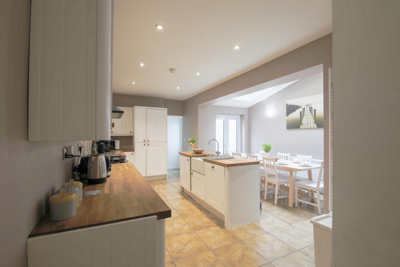 קארדיף Spacious 4 Bedroom House- Walking Distance To City Centre & Great Backyard מראה חיצוני תמונה
