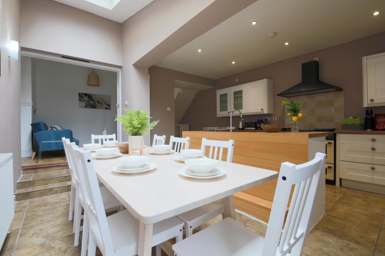 קארדיף Spacious 4 Bedroom House- Walking Distance To City Centre & Great Backyard מראה חיצוני תמונה
