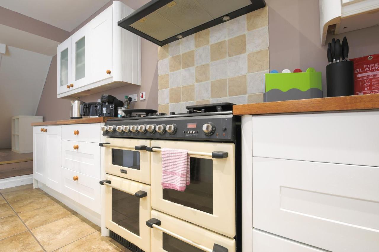 קארדיף Spacious 4 Bedroom House- Walking Distance To City Centre & Great Backyard מראה חיצוני תמונה